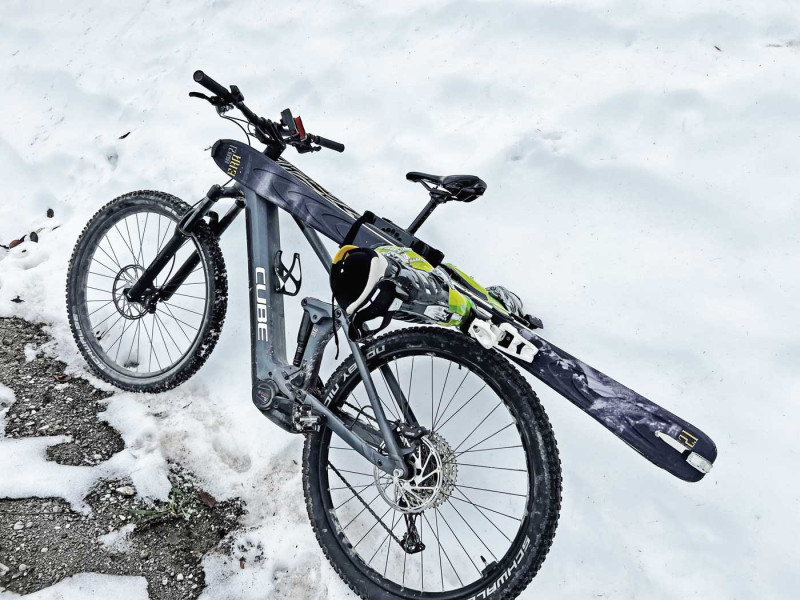 Mount skis on bike